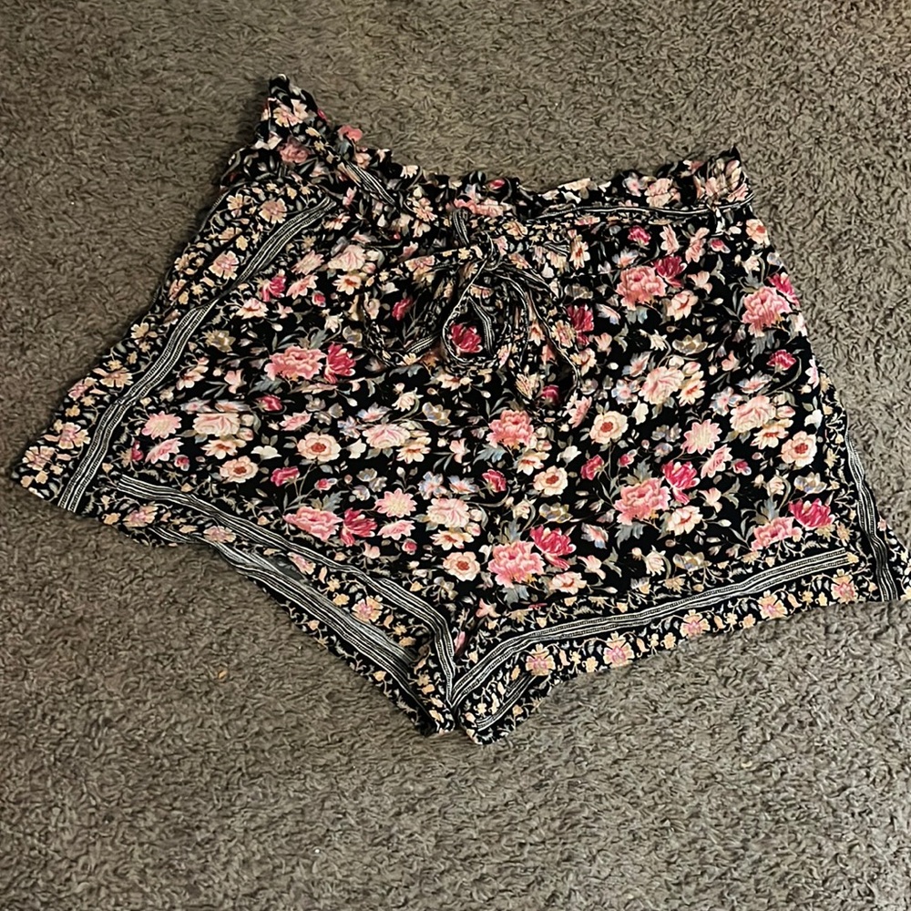 American Eagle black floral high waisted shorts, Sz XL